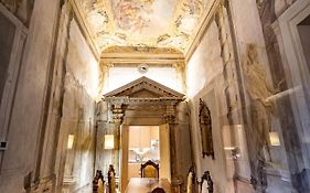 Yid Luxury Near Ponte Vecchio